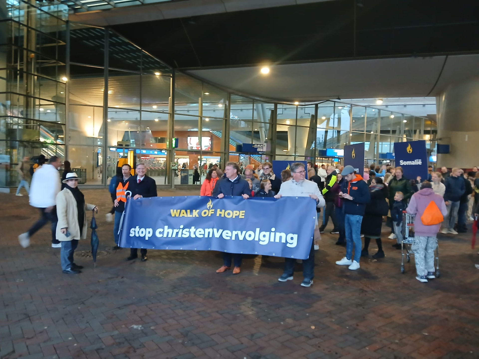 De stille tocht trekt door de straten